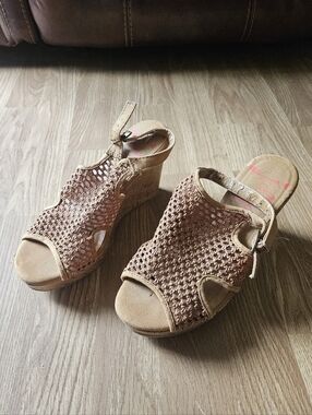 Jellypop Woven Open-Toe Wedge Sandals in Tan Size 8